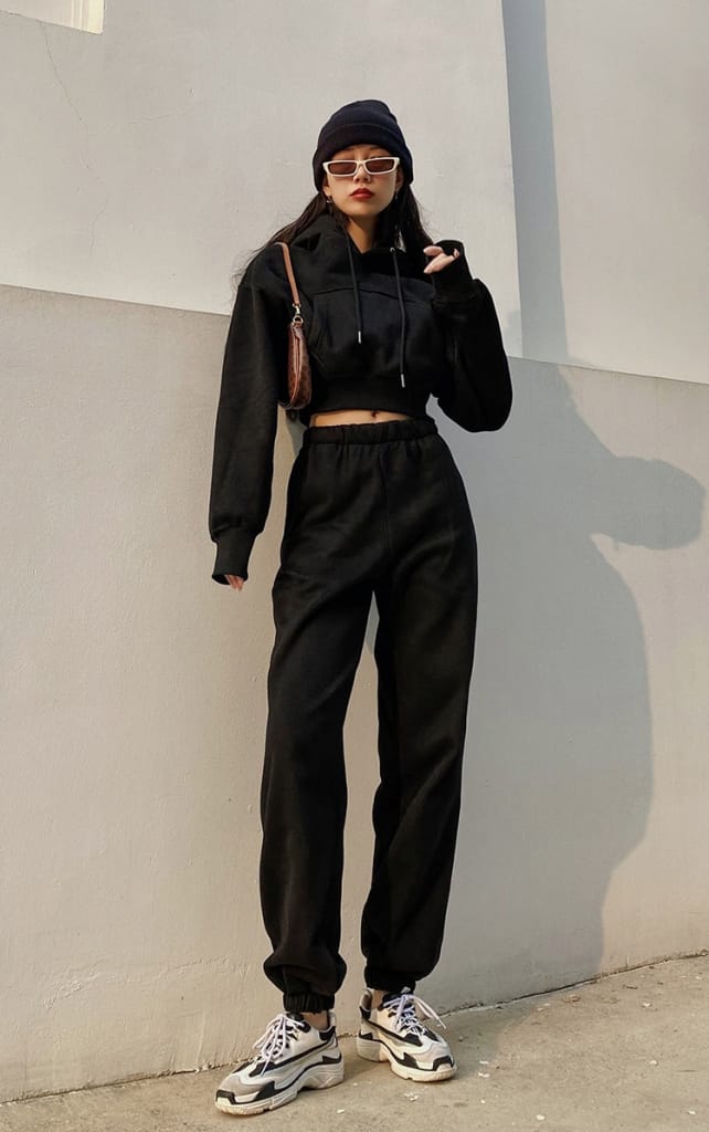 Sun-imperial Women Black Cropped Drop Shoulder Kangaroo Pocket Fleece Hoodie Sweatshirt & Sweatpants