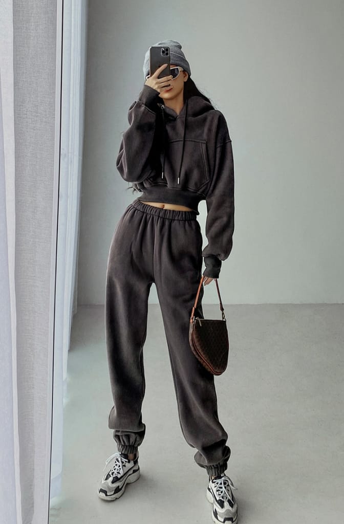 Sun-imperial Women Black Cropped Drop Shoulder Kangaroo Pocket Fleece Hoodie Sweatshirt & Sweatpants