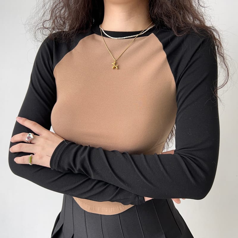 Women’s Color Blocked Long Sleeve Fitted Cropped T-shirt with Curve Hem