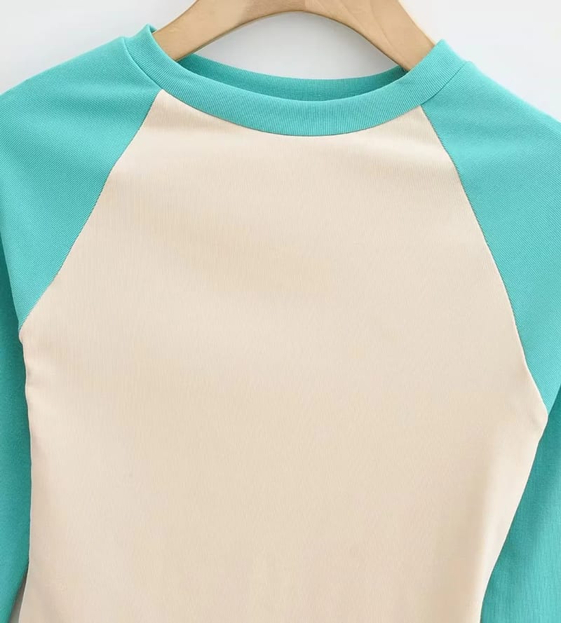 Women’s Color Blocked Long Sleeve Fitted Cropped T-shirt with Curve Hem