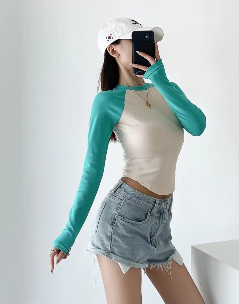 Women’s Color Blocked Long Sleeve Fitted Cropped T-shirt with Curve Hem