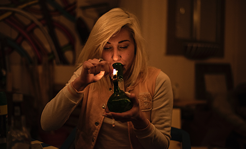 Visual guide illustrating the step-by-step process of using a glass bong to smoke weed, featured on 'How to Use a Bong: A Step-by-Step Guide for Smoking Weed' by The DART Company.