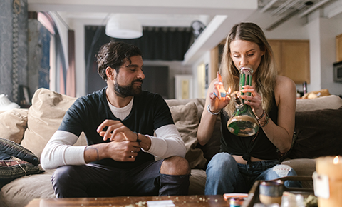 Featured image within 'How to Use a Bong: A Step-by-Step Guide for Smoking Weed' on The DART Company's post, displaying step-by-step instructions and accessory tips for an enhanced bong experience.