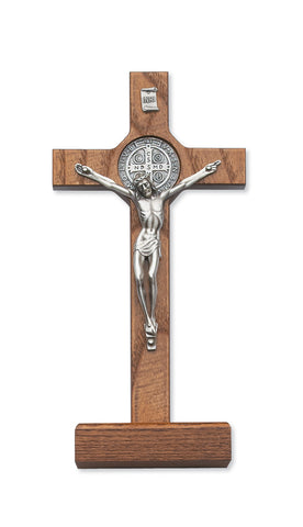 Crucifijo de San Benito en soporte de nogal de 8" con caja de regalo