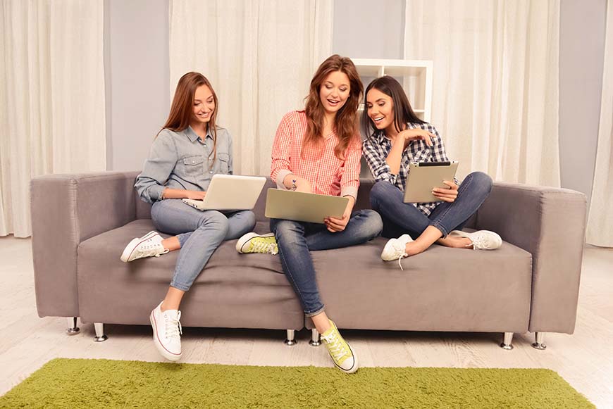 3-women-is-watching-the-laptop