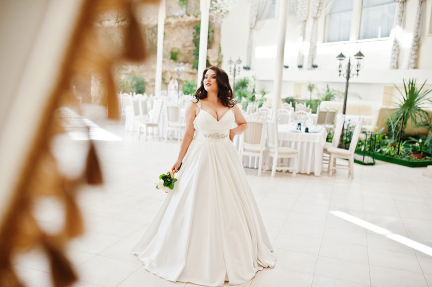 A-curvy-bride-with-flowers