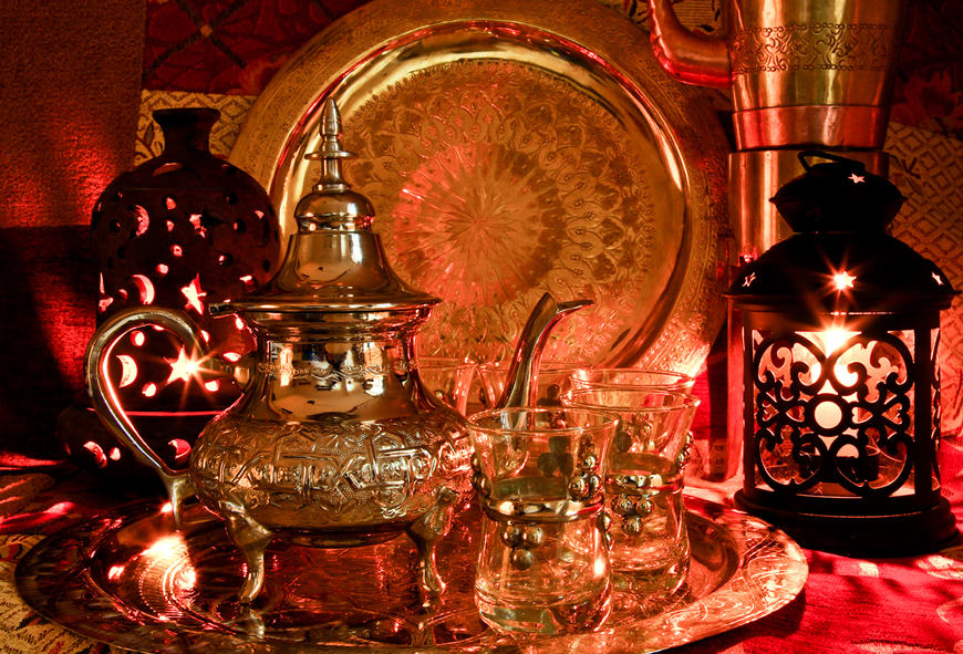 Bedouin-tea-party-set-up-in-a-warm-oriental-candlelight-atmosphere