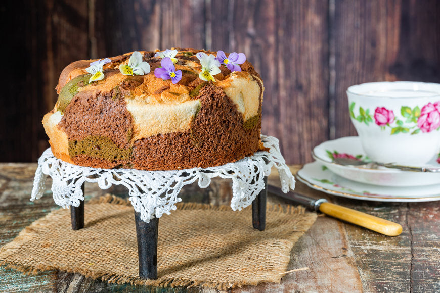 Camouflage-chiffon-cake-with-matcha-decorated-with-eadible-viola-flowers