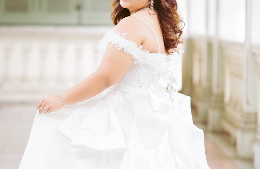 Plus-size-bride-in-white-wedding-dress-in-the-garden