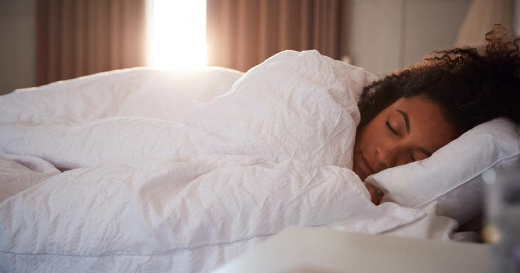 γυναίκα κοιμάτε σε ιδανική θερμοκρασία στο κρεβάτι της το χειμώνα