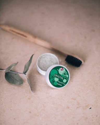 un dentifrice solide et une brosse à dents en bambou