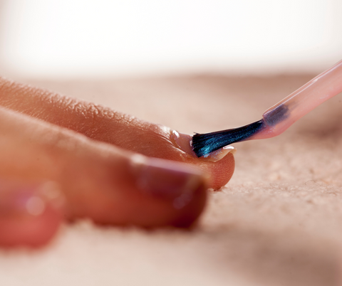 Pose d'un vernis à ongles bio