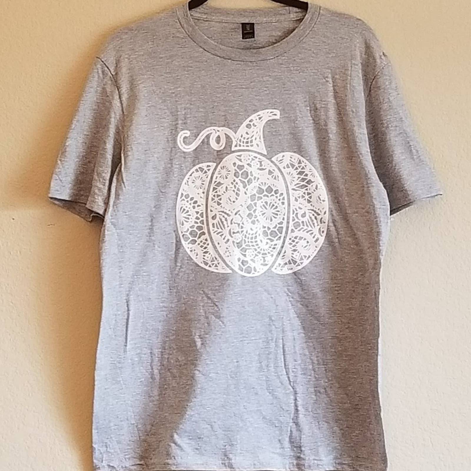 White Lace Pumpkin Graphic on Grey Tee - M