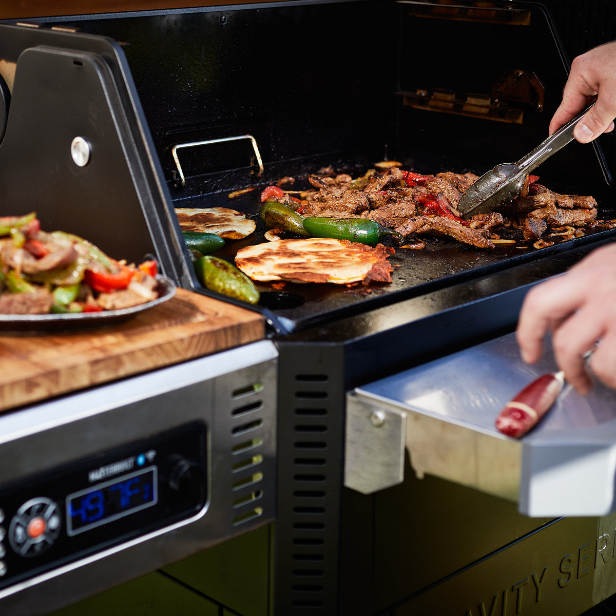 Masterbuilt Gravity Series® 1050 Digital Charcoal Grill + Smoker Griddle