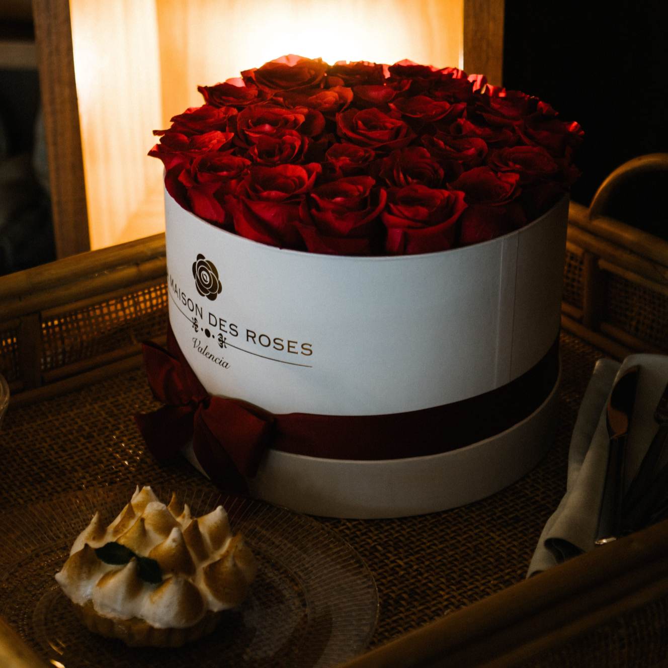 CAJA GRANDE BLANCA DE ROSAS ROJAS - LA MAISON DES ROSES