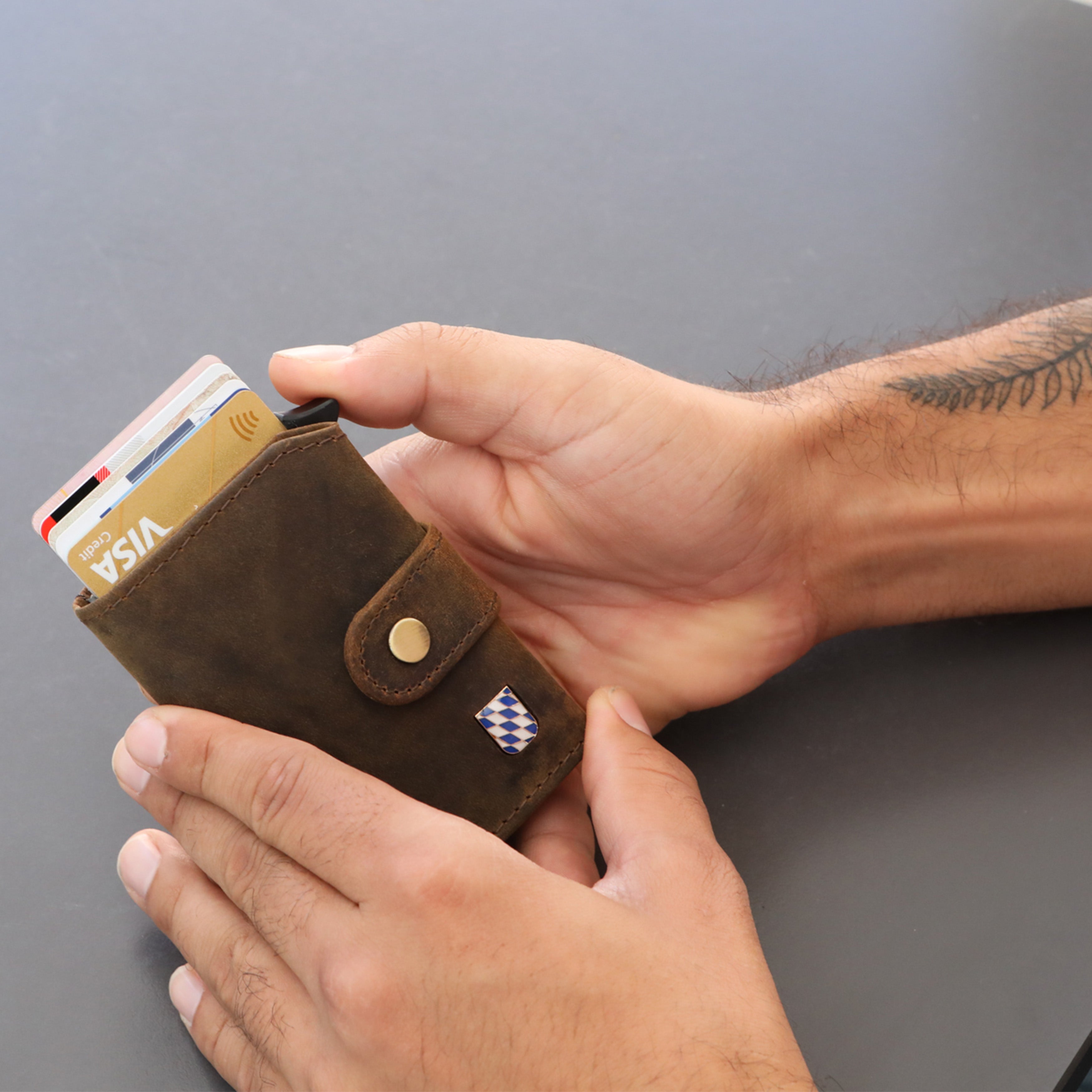 Mann hält eine schlanke Leder Geldbörse – stilvolles Slim Wallet für den modernen Alltag