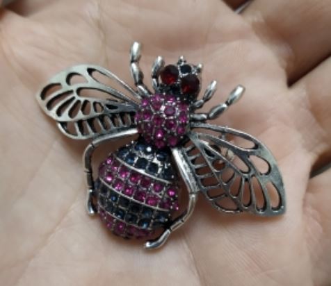 bee brooch