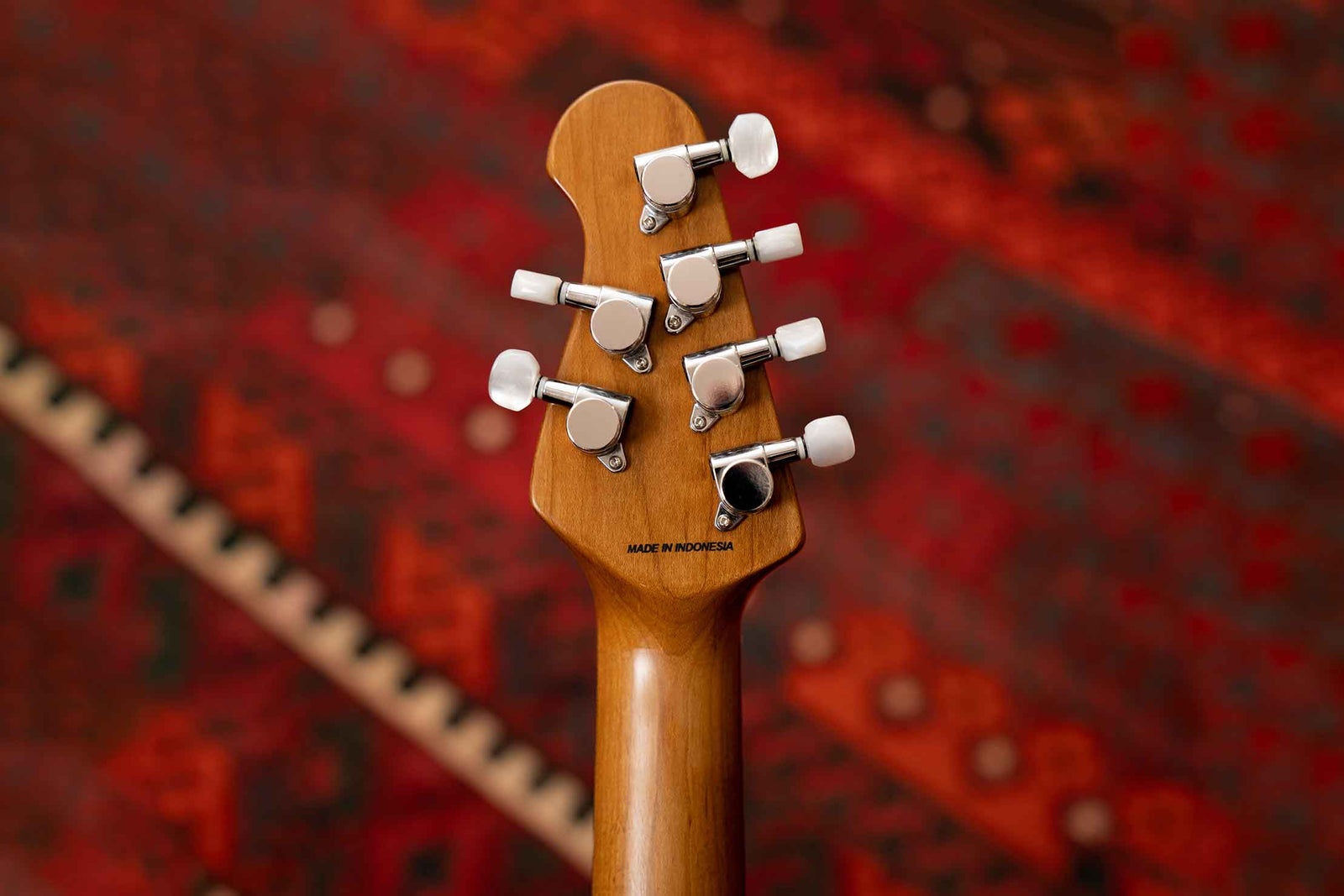 คอกีต้าร์ที่ผ่านการอบและลูกบิดล็อคสาย Roasted maple headstock and locking tuners