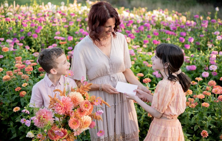 kids giving mom a gift card for mothers day