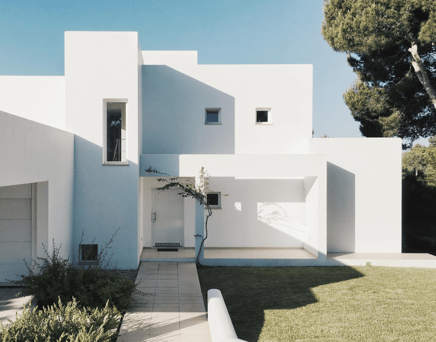 white minimalist modern home exterior min