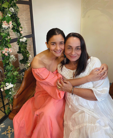 Alia bhatt – Alia bhatt family – Alia bhatt mom – Alia bhatt wedding - Indian women sitting together – Indian mother and daughter hugging - House of Beauty – Mother’s day gift ideas – 24 k Gold face sheets – Skincare – Face masks – Mother daughter date – Spa day
