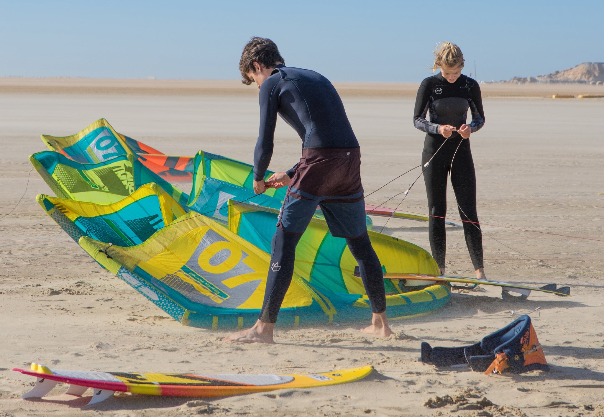 Kiteboarding Club Team Joscha und Laura bei Kite Aufbau in Dakhla in Marokko