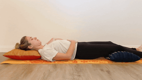 Dr. Katie Hunter demonstrating diaphragmatic breathing with pelvic drops