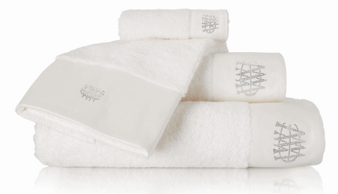 https://cdn.shopify.com/s/files/1/0051/9054/9578/files/purchasing-luxury-towels_large.png?v=1566908082