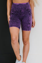 Cargar imagen en el visor de la galería, Kickin&#39; Back Mineral Wash Biker Shorts with Side Pockets
