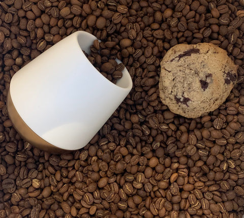 Cookie avec tasse sur des grains de café