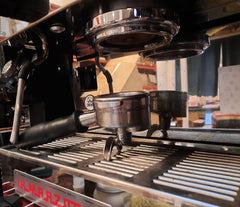 machine espresso Lamarzocco, porte groupe acier