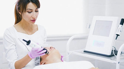 what should a beautician wear: electric device applied to the face