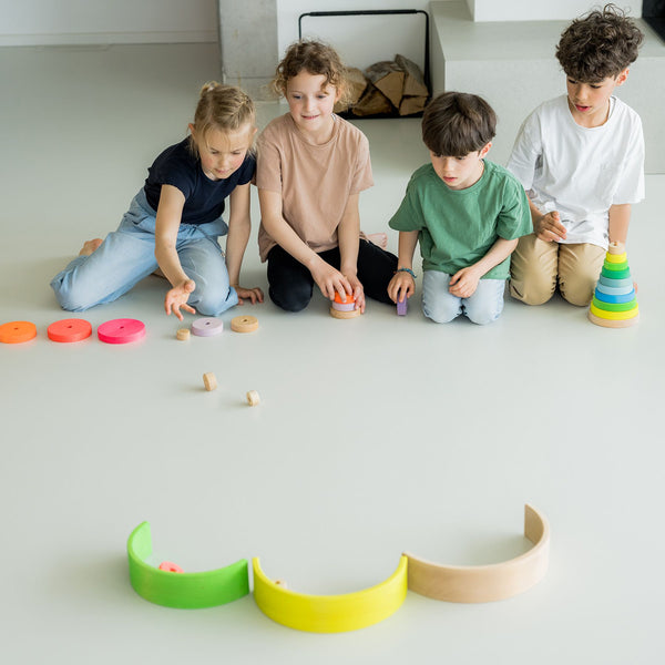 Bambini che giocano a tiro al bersaglio con un arcobaleno grimm's