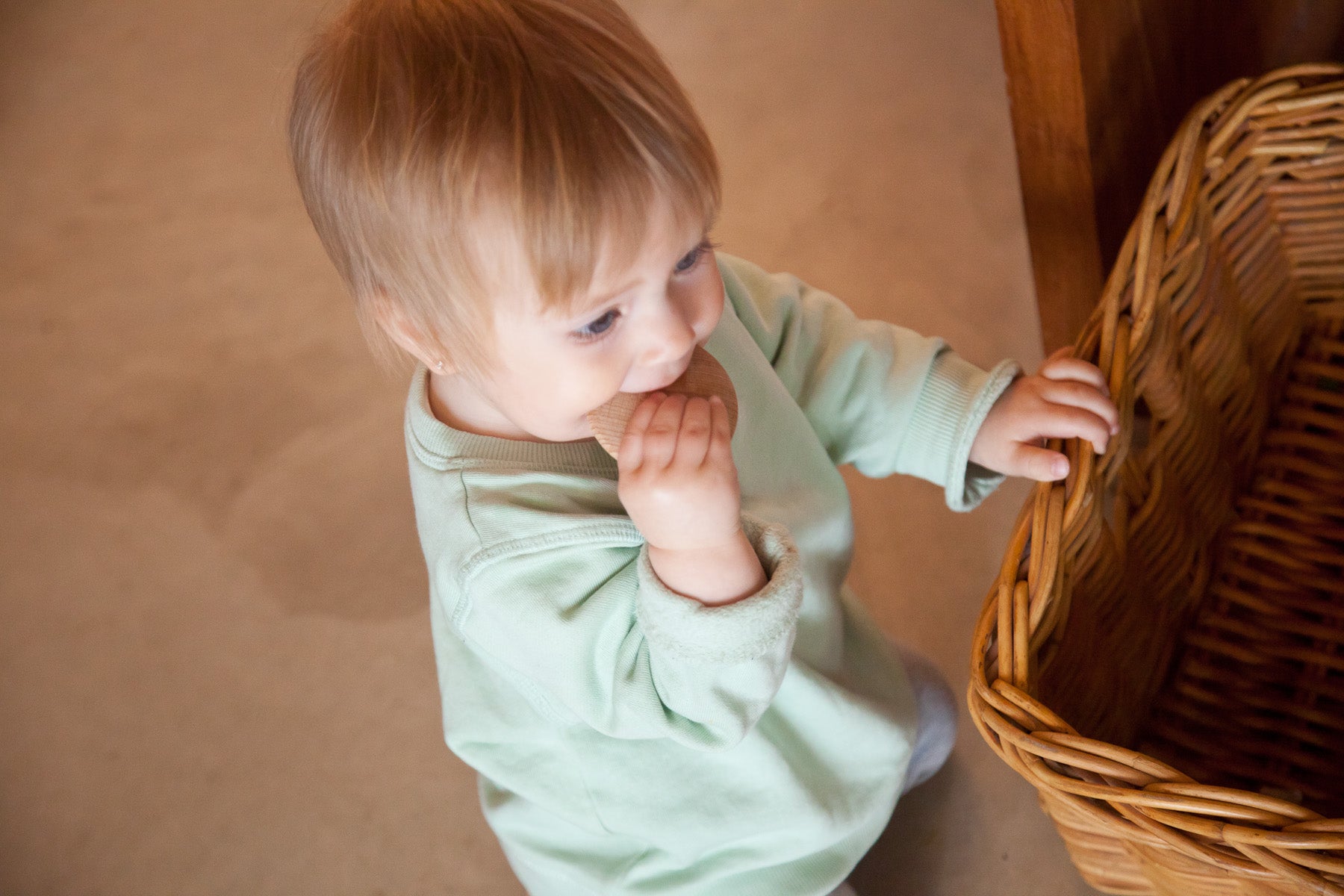 bambino che succhia un disco di legno