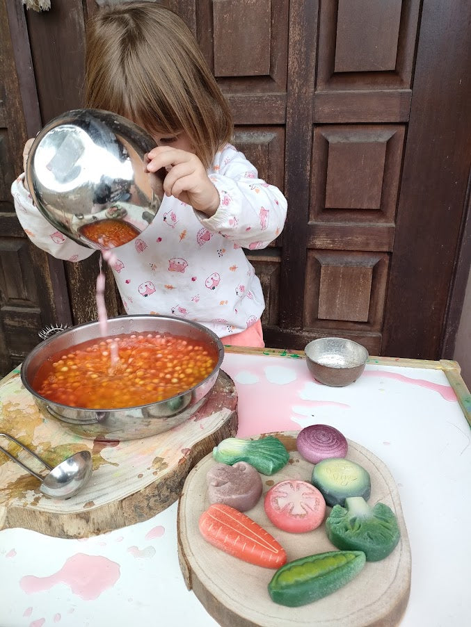 Bambina che gioca con la tapioca come base sensoriale per il messy play con i prodotti yellow door