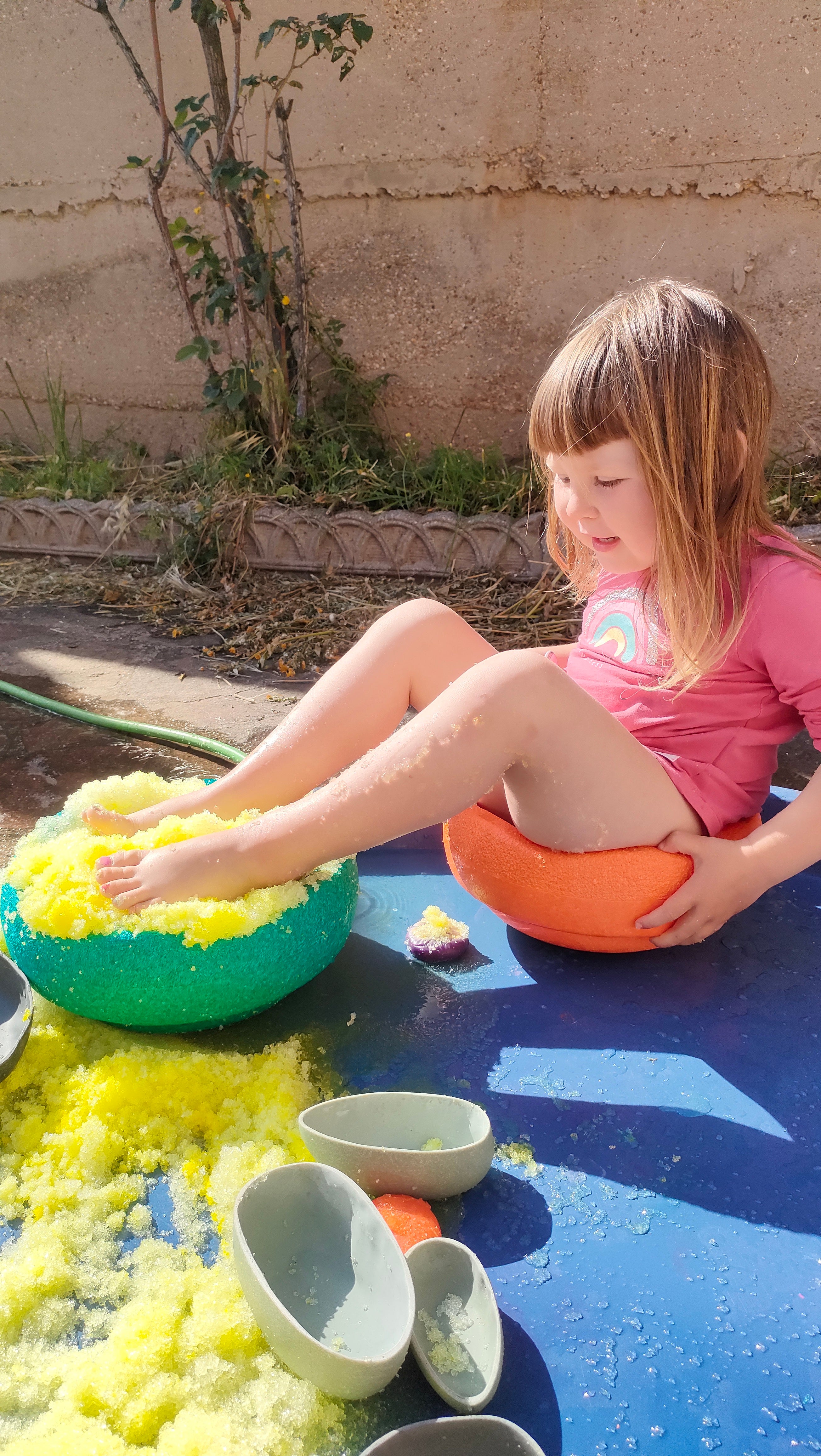 Bambina che gioca con gli Stapelstein e la gelatina sensoriale