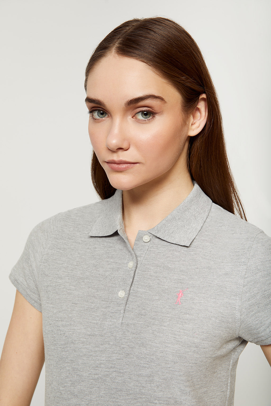 Polo gris vigoré con logo bordado – Polo Club