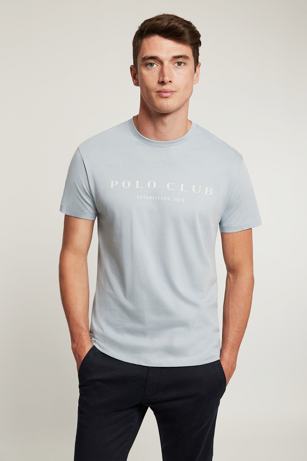 Camiseta orgánica azul pastel con estampación gráfica – Polo Club