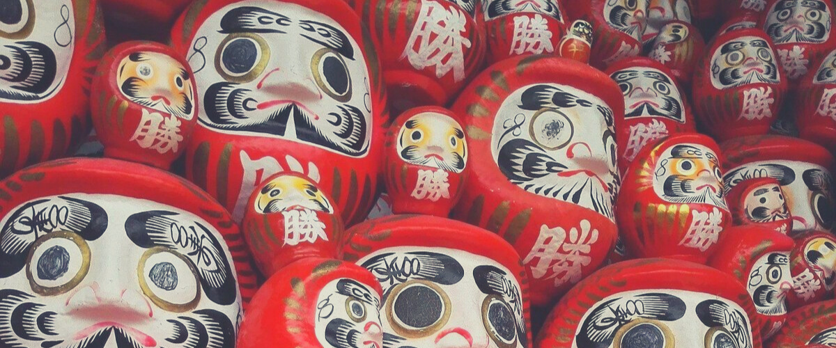 https://cdn.shopify.com/s/files/1/0052/7617/2323/files/porte_bonheur_japonais_Daruma.png?v=1587235589