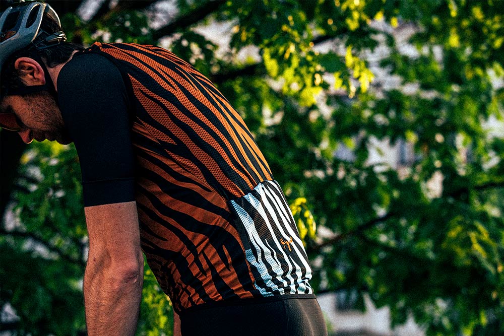 Die Nahaufnahme zeigt das individuelle Design des Kleidungsstücks, das vom afrikanischen Thema inspiriert ist und die Merkmale des Zebras mit den Farben des Tigers und einem Büffellogo verbindet. 