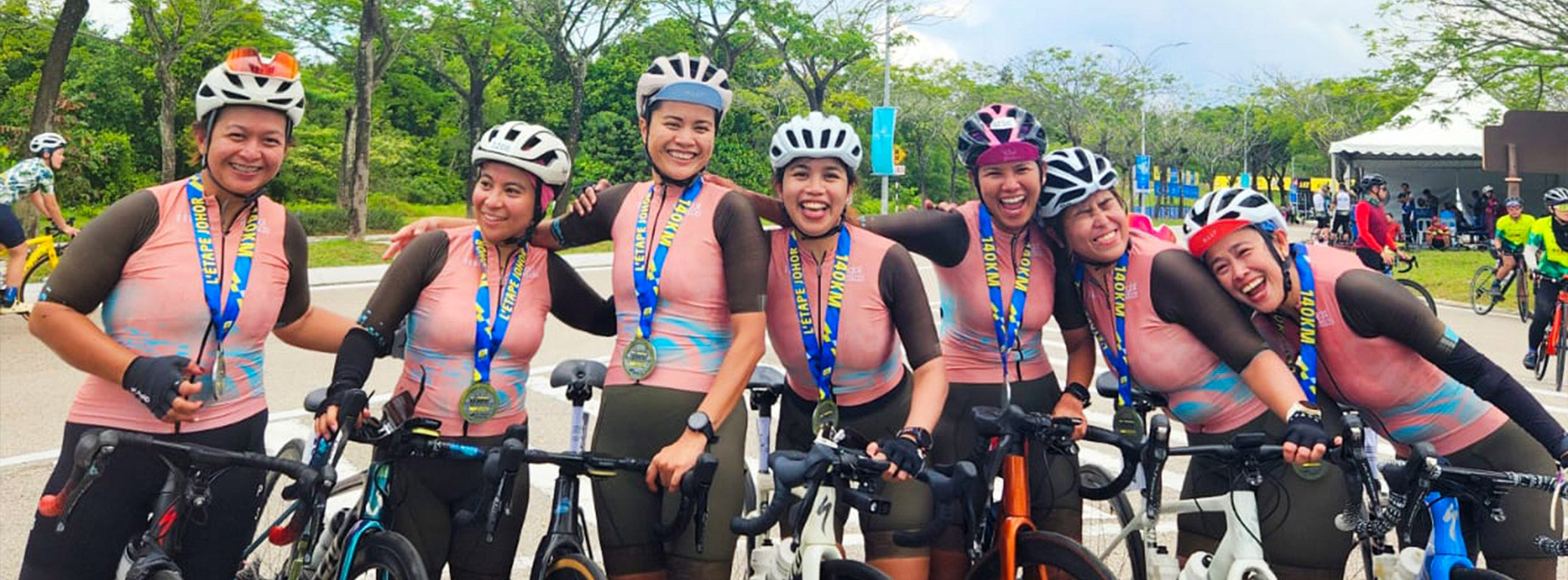 Die Pedal Bellas sind glücklich, nachdem sie als Team eine 140 km lange Radsport-Herausforderung gemeistert haben.