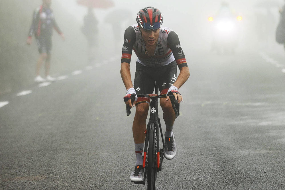 Juan Ayuso nella nebbia durante la Vuelta 2022