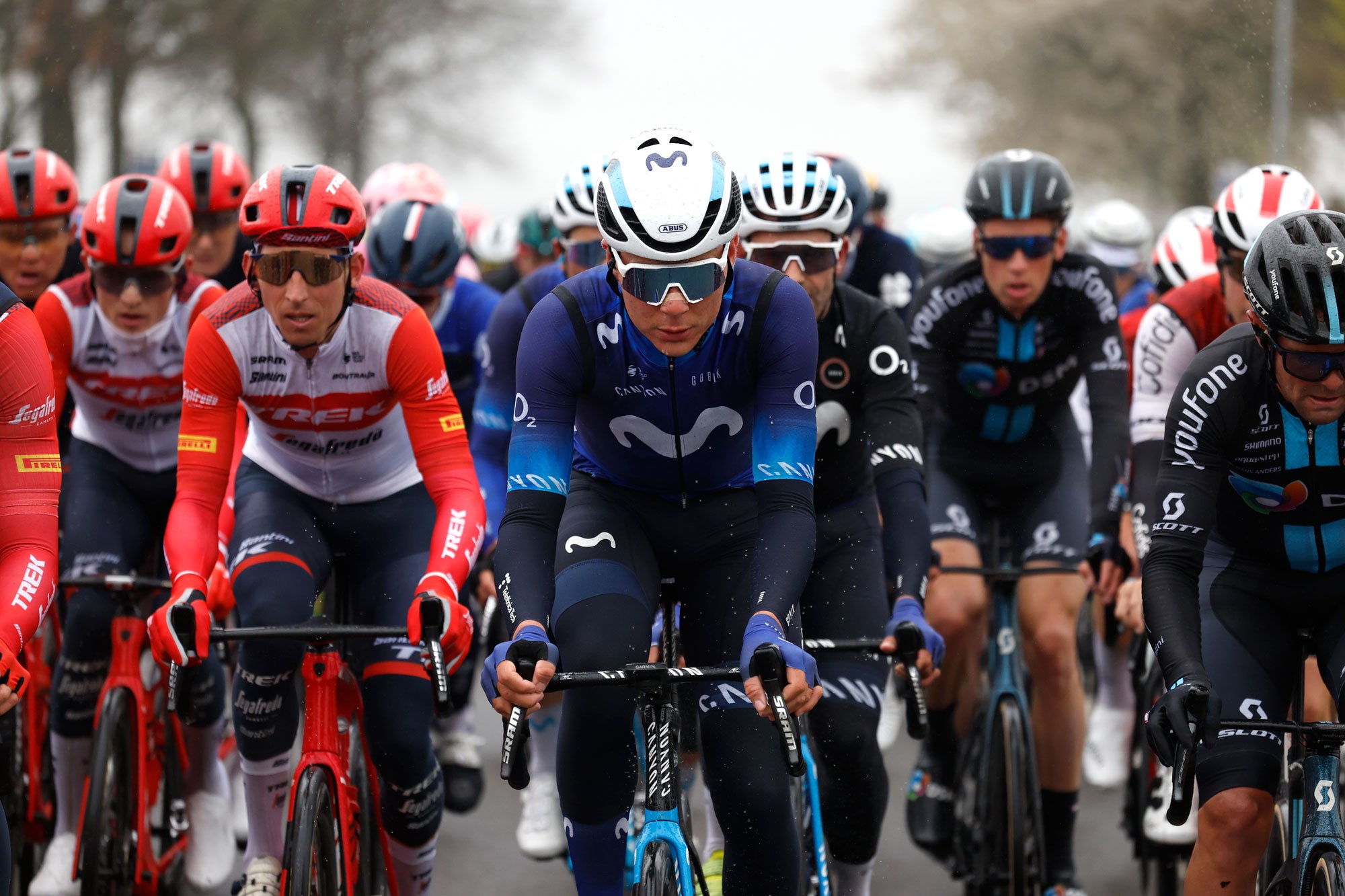 Movistar Team liderando el grupo en la Amstel Gold Race