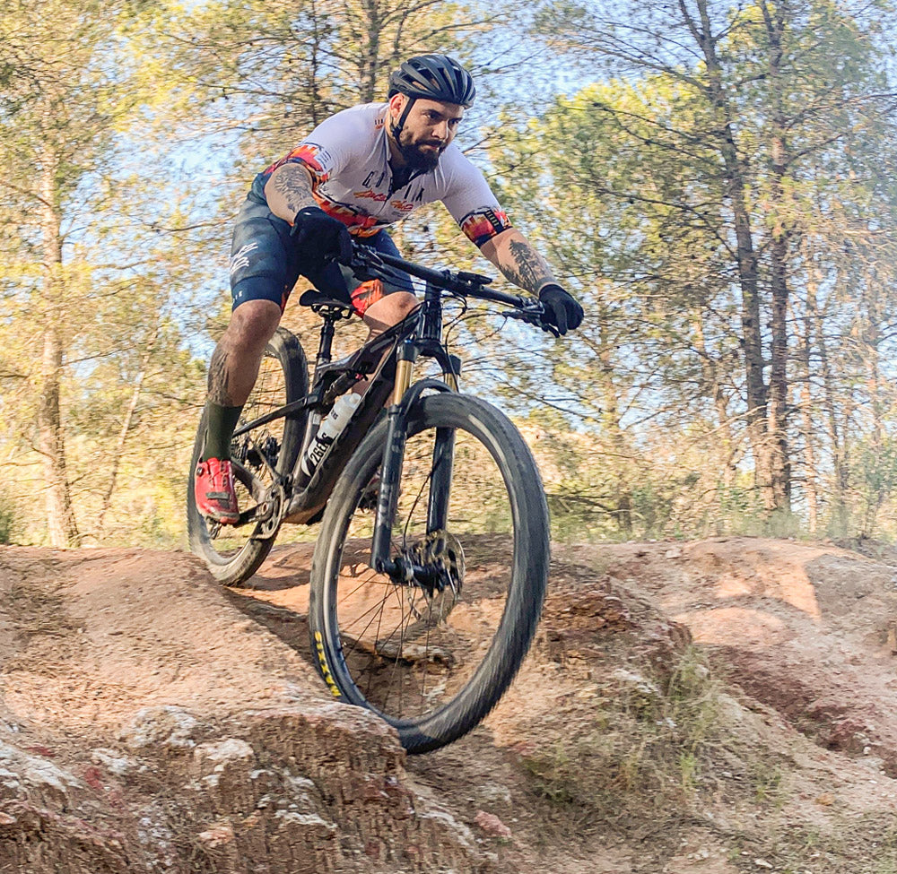 Aitor concentré, sur le point de s'attaquer à une descente en VTT, portant des vêtements Gobik. Factory Team