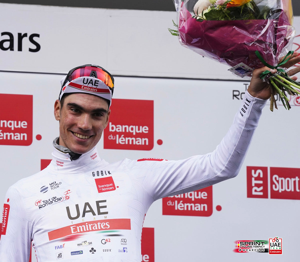 Ayuso, souriant après avoir été proclamé plus jeune champion, avec la maillot Gobik