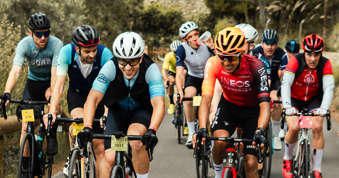 Brandon Rivera grégaire au milieu de la montée vers le gagnant du tirage au sort de l'action. climb avec un pro.