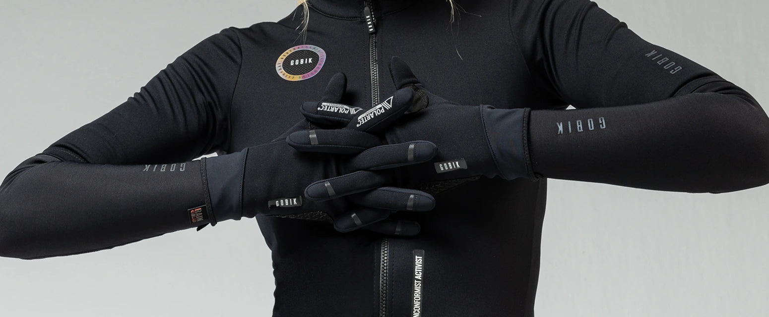 Gros plan sur les détails des nouveaux gants thermiques Neoshell. Bora.