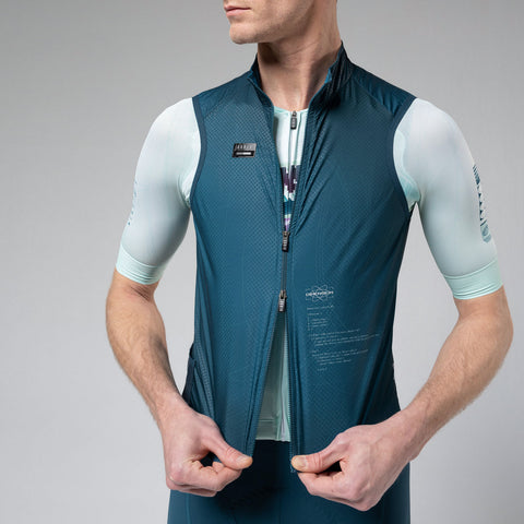 Primo piano del modello con il gilet PLUS 2.0 Corsair per uomo