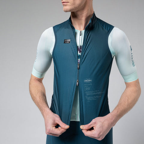 Close-up of the model with the vest PLUS 2.0 Corsair for men