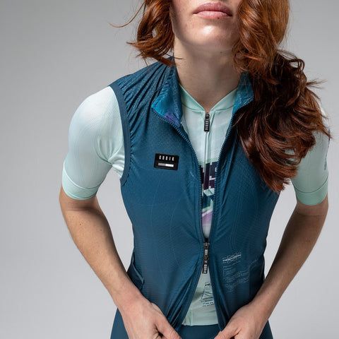 Close-up of the model with the vest PLUS 2.0 Corsair for women
